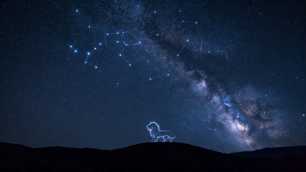 Constelación de Leo brillando en un cielo nocturno estrellado sobre una silueta de montañas.